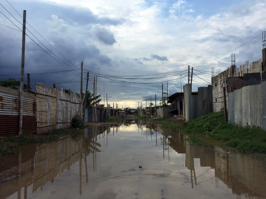 Solo el 22% de la población tiene acceso a alcantarillado. Cuando llueve las calles se inundan y también se inunda l interior de las casas. Fotos: Leonardo G. Ponce