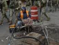 oldados marchan por Durán, Ecuador, mientras un trabajador repara cables de internet. Crédito: Associated Press