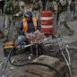 oldados marchan por Durán, Ecuador, mientras un trabajador repara cables de internet. Crédito: Associated Press