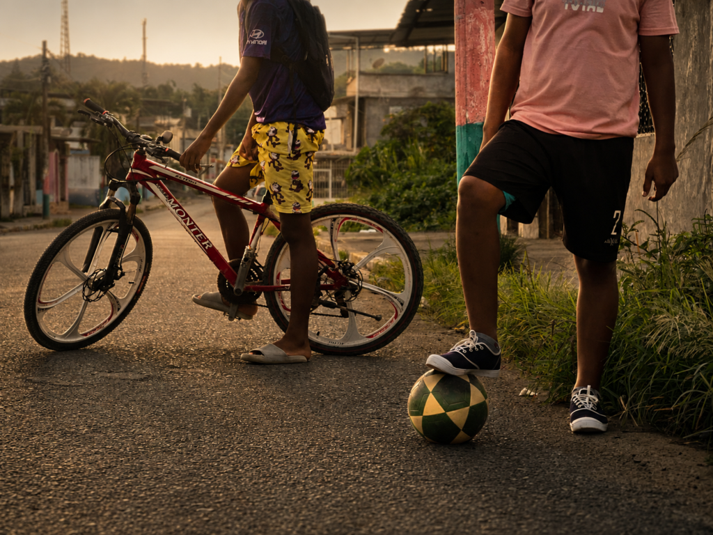 Muchos niños y adolescentes comparten su tiempo entre ellos jugando al fútbol o andando en bicicleta en sus barrios, desconociendo que entre sus amigos podría estar un “reclutador”. | Foto referencial: Archivo 2026.
