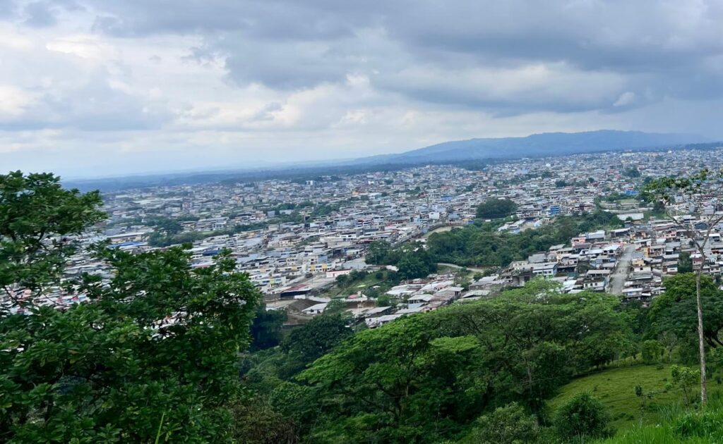 Este es uno de los cerros en la parroquia Bombolí, en la provincia de Santo Domingo de los Tsáchilas. | Foto: Archivo 2026.